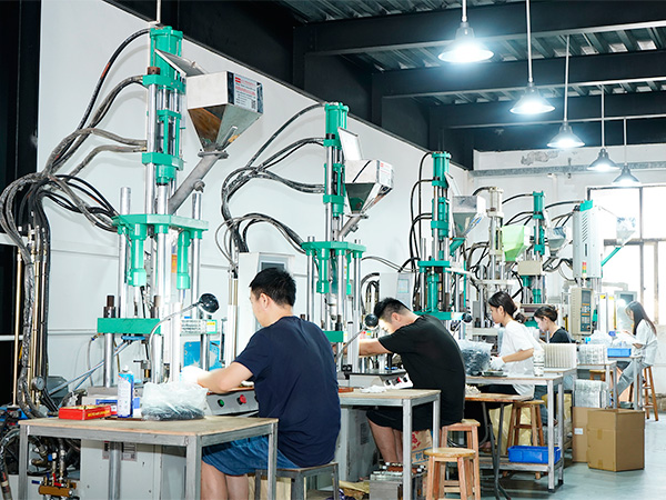 Vertical injection molding machine